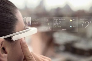 Google Glass omogoča prikaz ključnih informacij s preprostim vmesnikom in ob dotiku ročice očal.